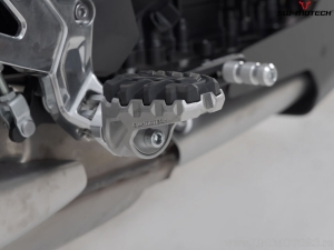 EVO Footpeg Set - stainless steel - rubber / silver-black - Triumph Tiger 660 ('21-) / Yamaha models - SW-Motech