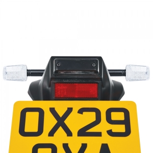 Semnalizari moto dreptunghiulare cu suport lung negru si ecran transparent (95x38x33mm) - Oxford