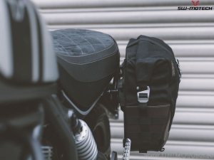 Set borsa laterale sinistra Legend Gear LC2 (13.5L) Black Edition e supporto SLC - Triumph Scrambler ('05-'16) - SW-Motech