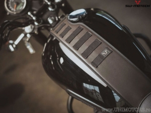 SLA Tank Strap Set and Legend Gear LA2 Accessory Bag (1.0L) - brown-black - Triumph models ('04-) - SW-Motech